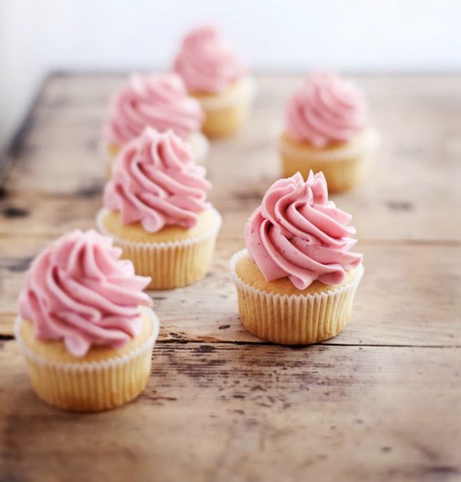 Blondie Cupcakes With Raspberry