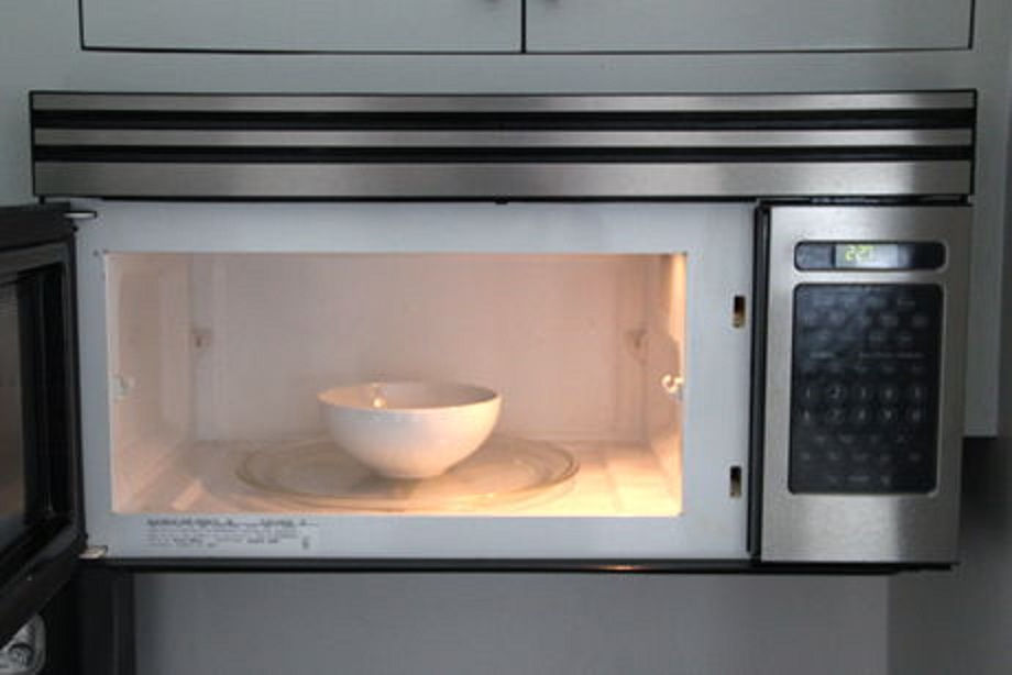 Use Vinegar and Baking Soda to Clean Your Microwave