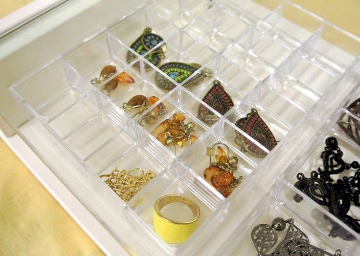 Small Plastic Shelf Jewelry Organizer