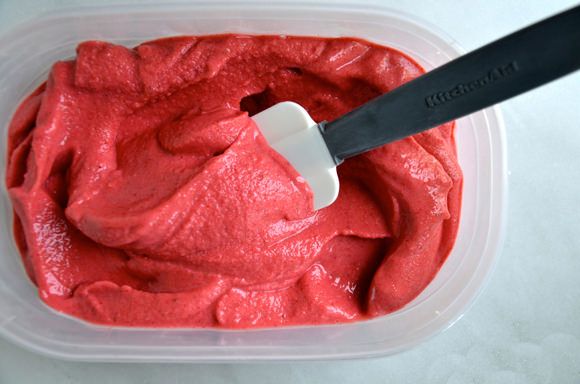 Homemade Strawberry Frozen Yogurt