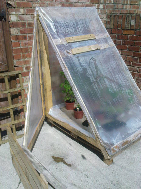 Easy Pallet Greenhouse
