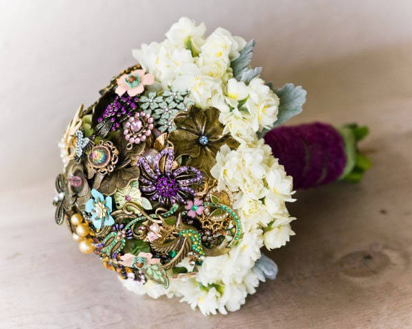 From vintage brooches to a flower bouquet