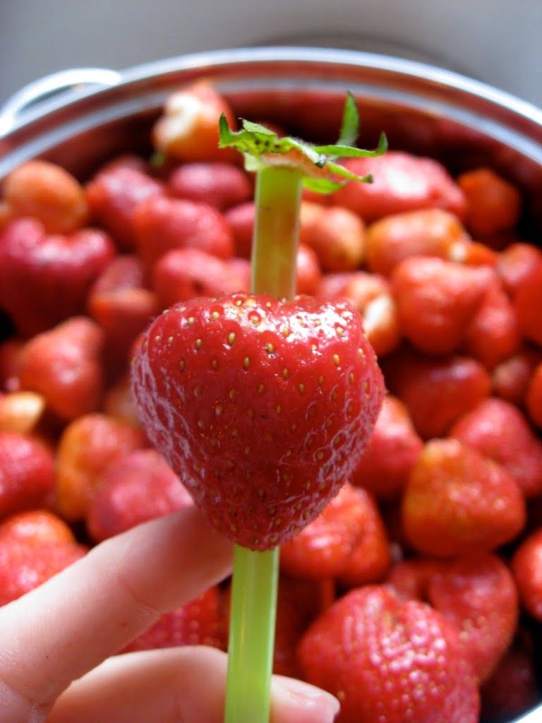 Hulling Strawberries with a Straw
