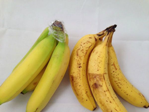 Wrap the crown of a bunch of bananas with plastic wrap