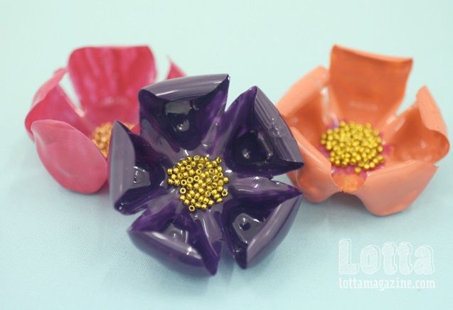Turn plastic bottles into magnolia brooches