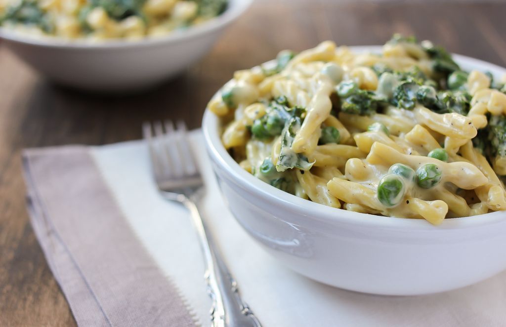 Cheesy Vegan Alfredo with Peas and Kale