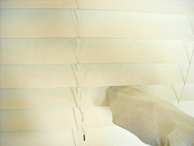 Easily Clean Dirty Blinds