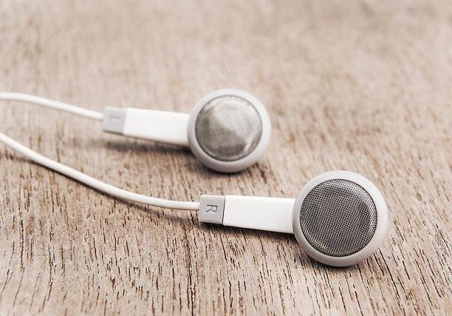 How to Properly Clean Earbuds