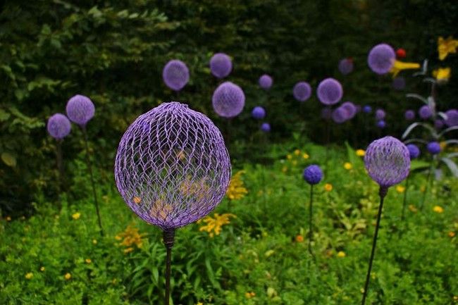 Using chicken wire and spray paint create these cool garden decorations