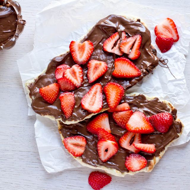 Nutella Strawberry Pizza