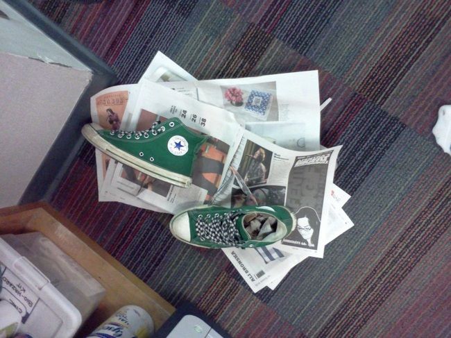 Quick-Dry Wet Shoes and Gloves with Old Newspapers