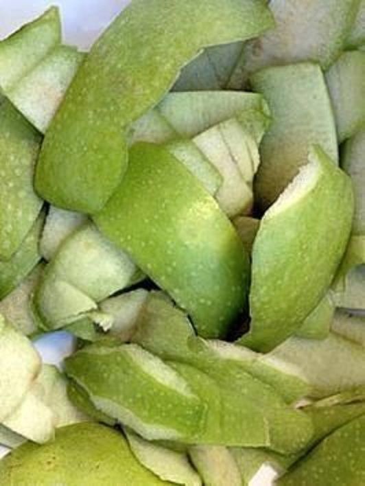 Clean aluminum with apple peels